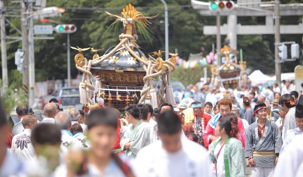 白旗-神社---7月神輿